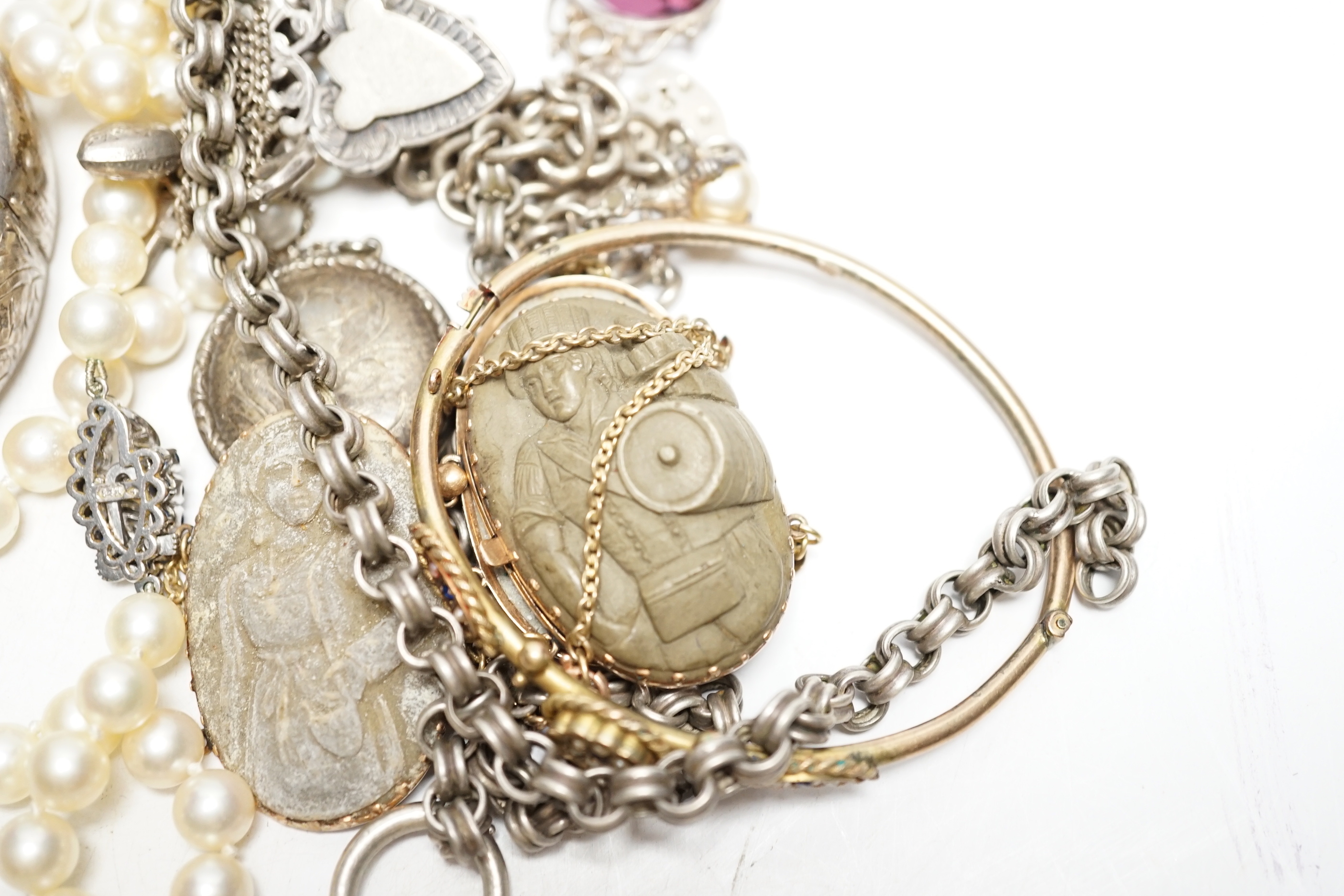 Assorted jewellery including lava brooch, silver medallion, silver hinged bangle etc.